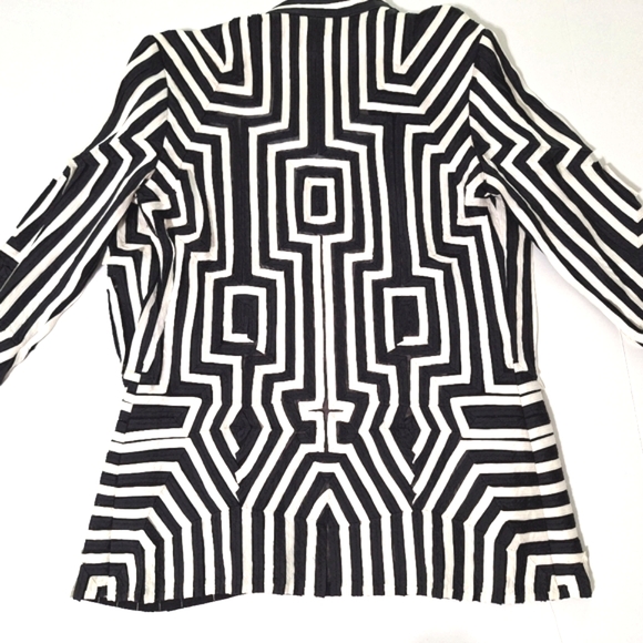 Ika Black & White Geometric Zippered Jacket - Picture 7 of 12